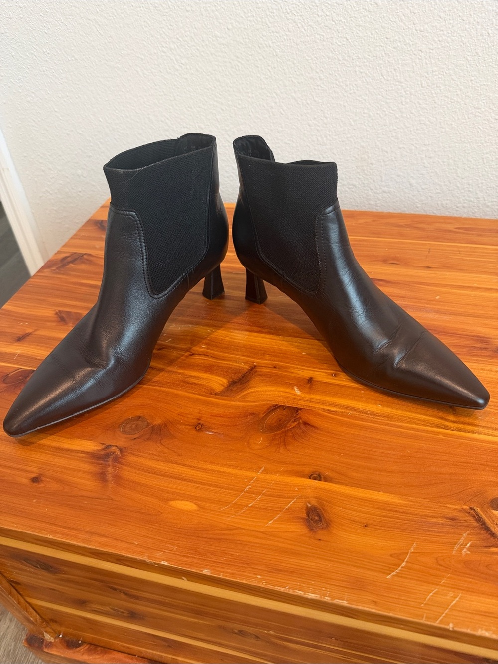 Naturalizer Black Pointed Leather Ankle Booties with Elastic Side Panels